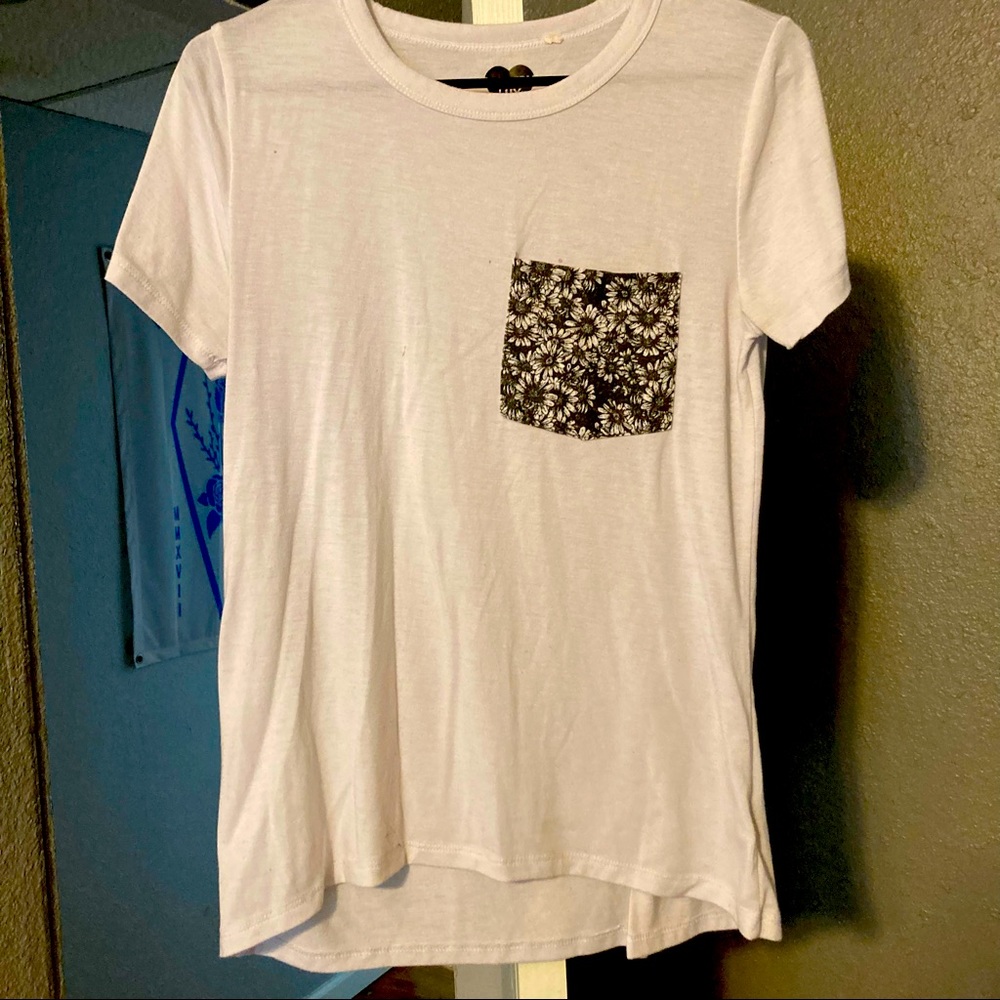 White t shirt with sunflower pocket